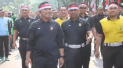 Tak Cuma Tarik Tambang, Polda Metro Jaya Gelar Lomba Estafet Sarung dan Balap Bakiak untuk Ojol