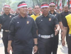 Tak Cuma Tarik Tambang, Polda Metro Jaya Gelar Lomba Estafet Sarung dan Balap Bakiak untuk Ojol