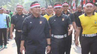 Tak Cuma Tarik Tambang, Polda Metro Jaya Gelar Lomba Estafet Sarung dan Balap Bakiak untuk Ojol